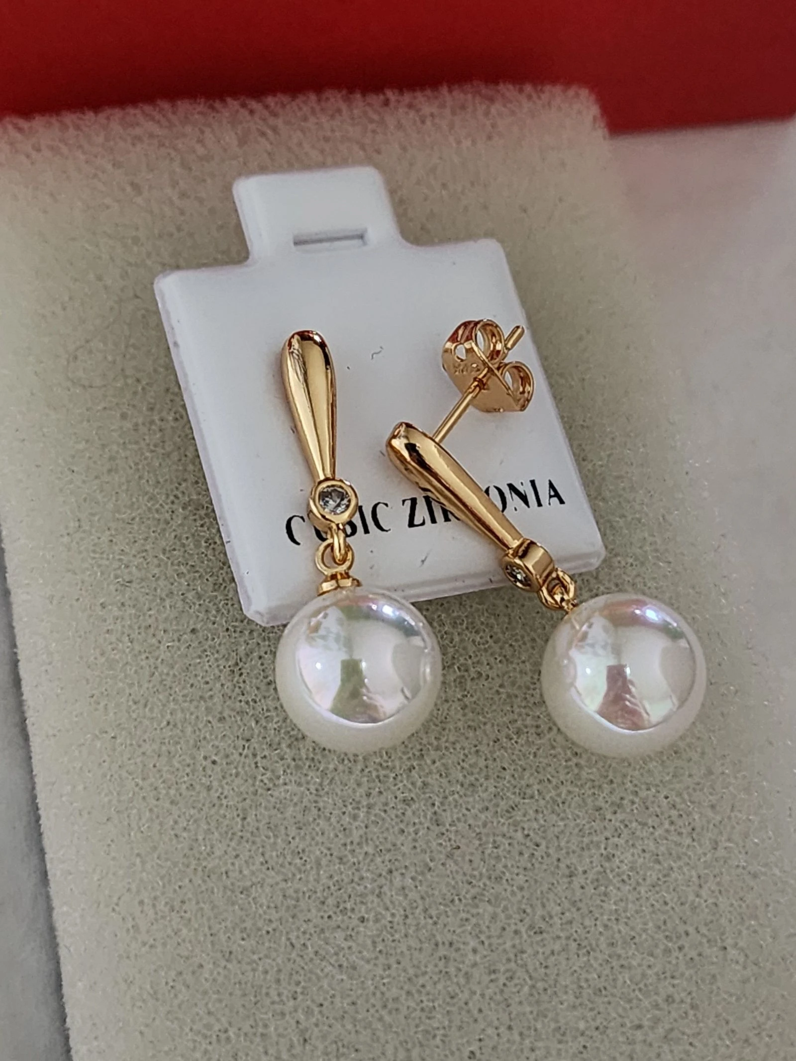 Pendientes con circonita y perla de imitacion  colgante laminados en color oro 18k,  hipoalergénicos 
